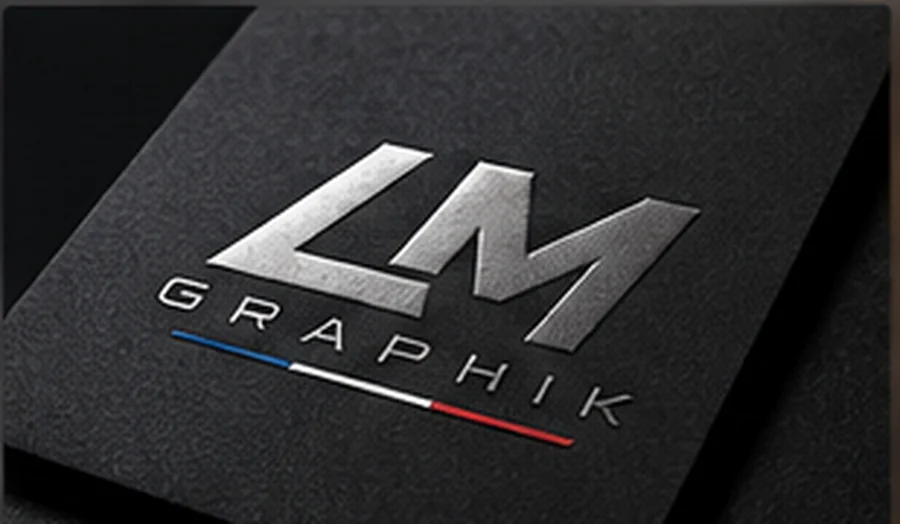 Logo LM Graphik en relief sur un support noir mat.