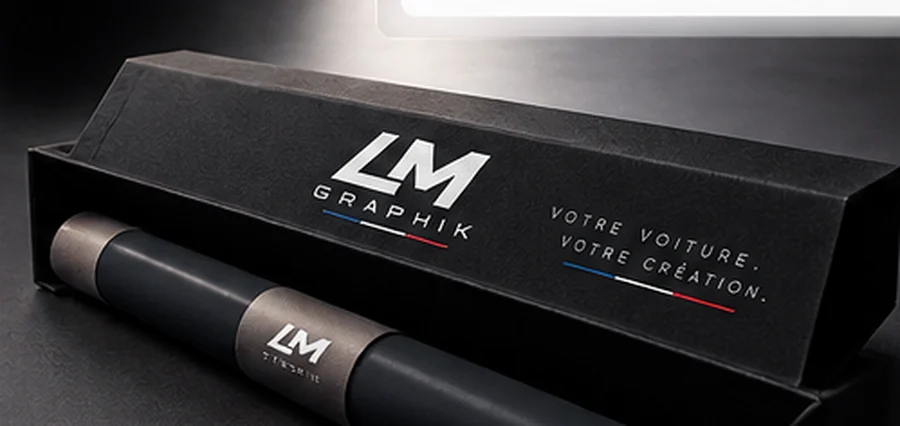 Étui noir aux couleurs LM Graphik, élément de la charte visuelle.